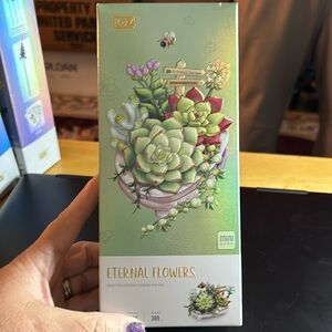 Eternal Flowers Puzzle - Green and Red